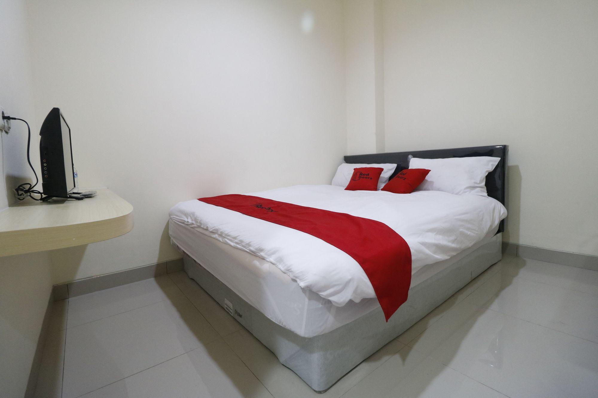Reddoorz Plus Near Mall Ciputra Джакарта Экстерьер фото
