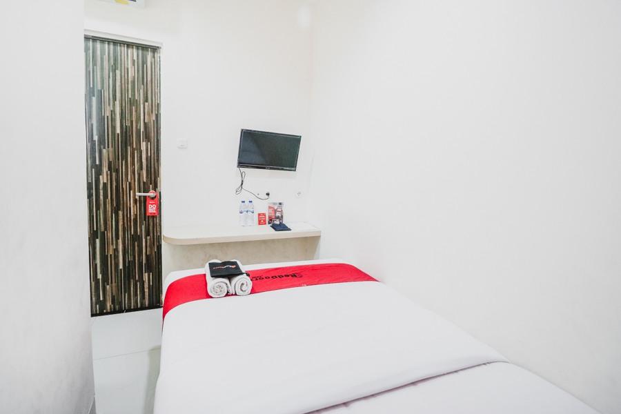 Reddoorz Plus Near Mall Ciputra Джакарта Экстерьер фото
