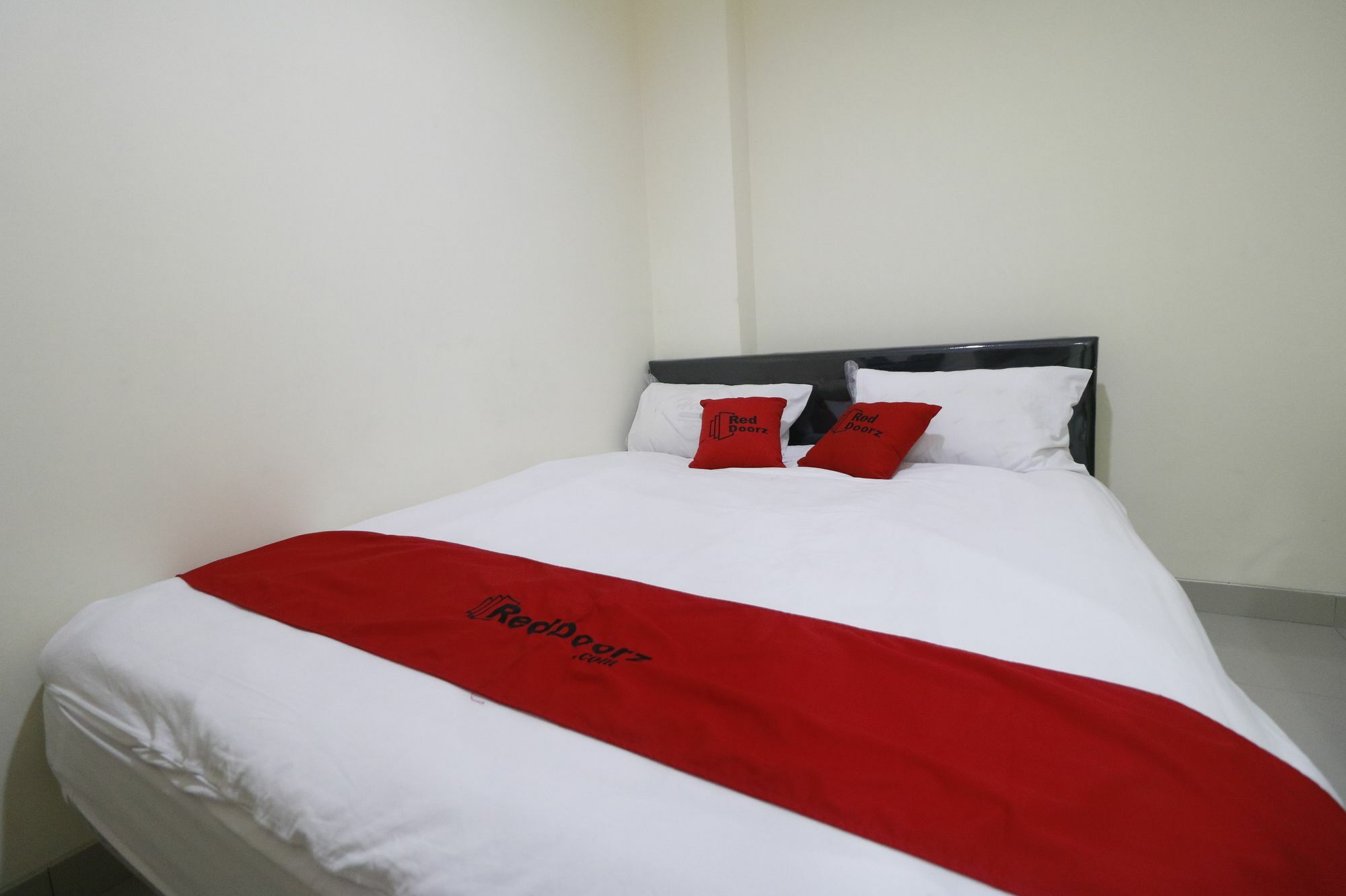 Reddoorz Plus Near Mall Ciputra Джакарта Экстерьер фото